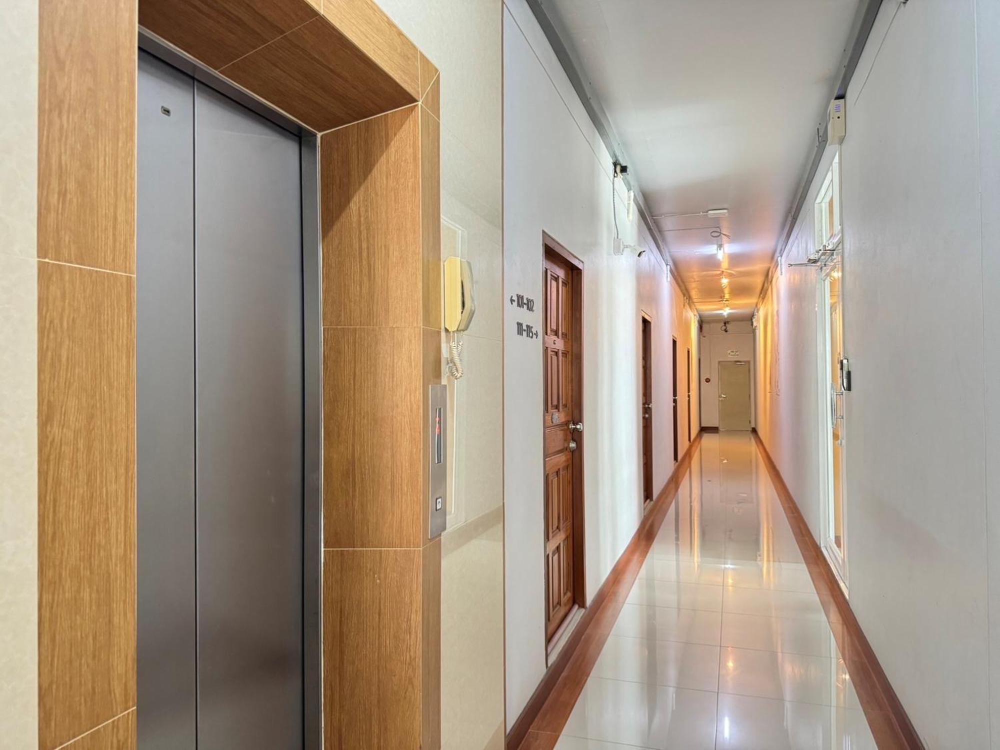 Nicha Residence Hotel Бангкок Экстерьер фото