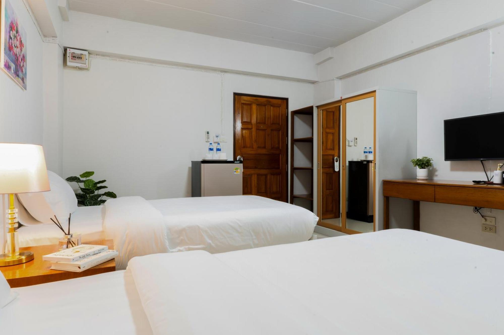 Nicha Residence Hotel Бангкок Экстерьер фото